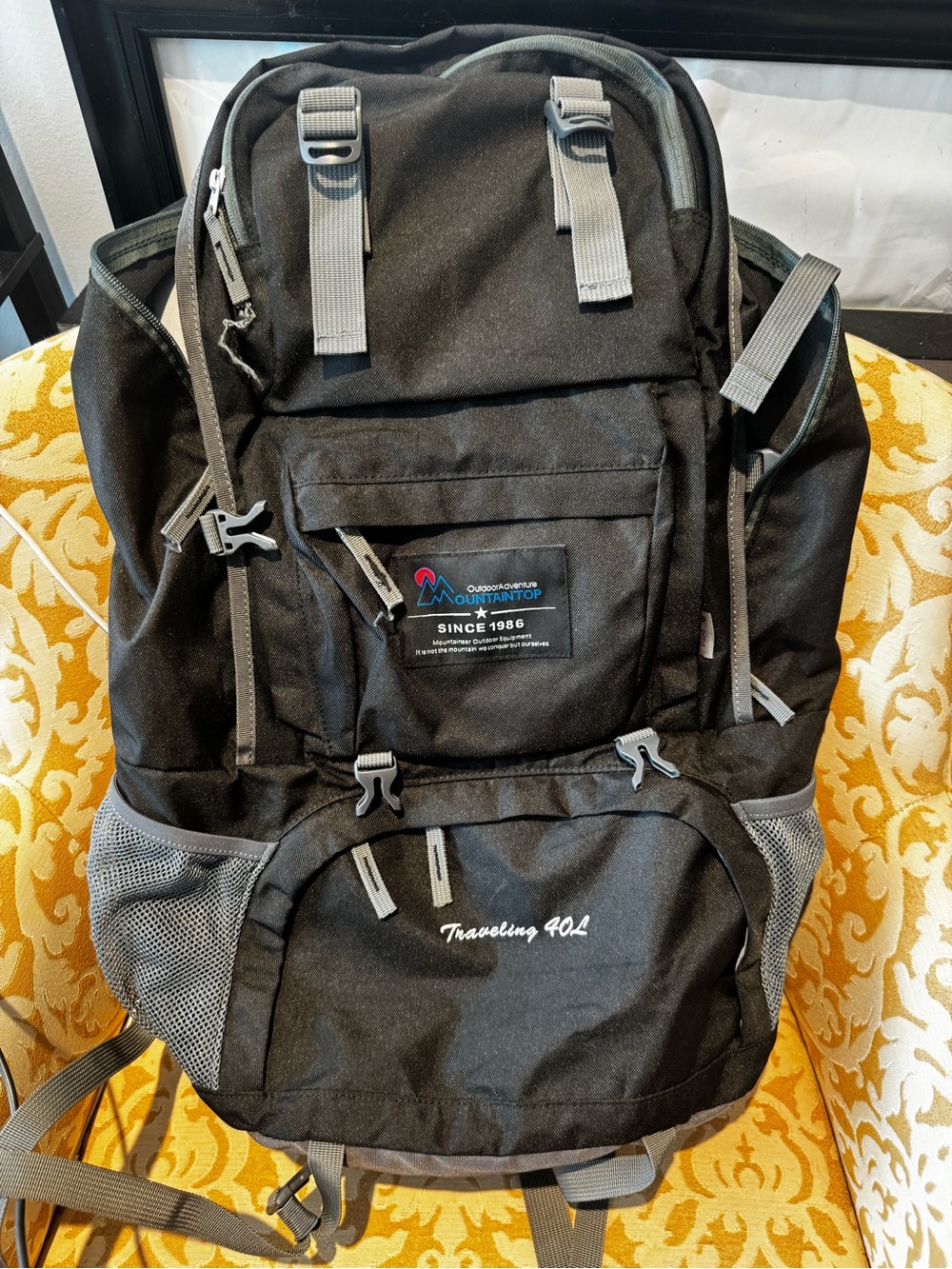 Outdoor Adventure Mountaintop Traveling 40L Men's Black Backpack